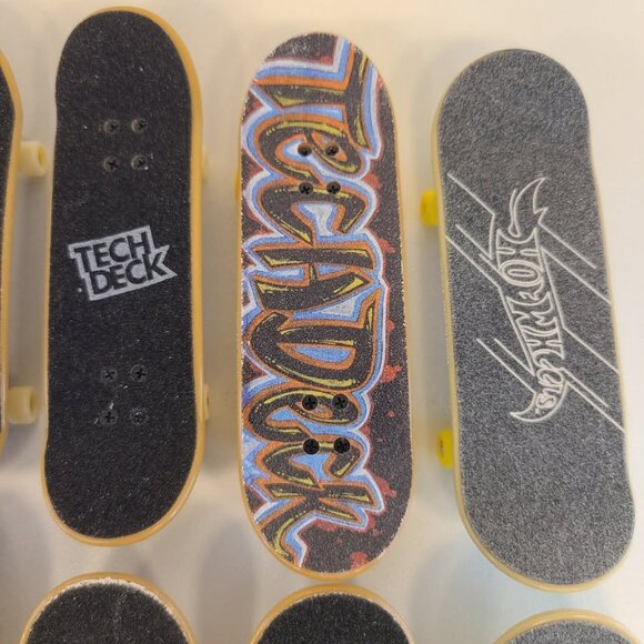 12 Fingerboards 10 Tech Deck and 2 Hot Wheels & Cards - Picture 10 of 10